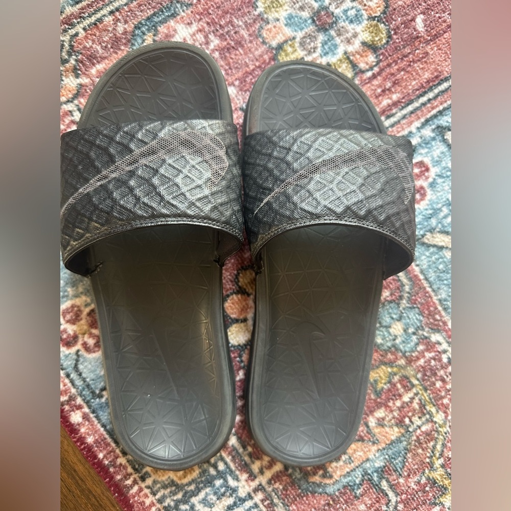 Nike slides size 8